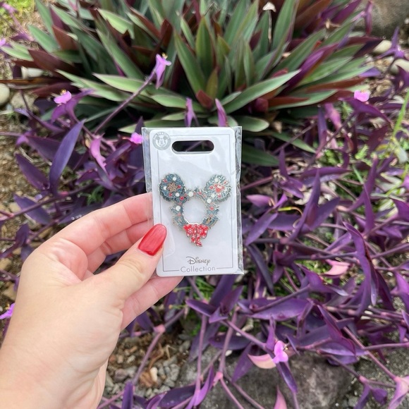 NWT Disney Mickey Holiday Christmas Wreath Pin - Picture 8 of 14